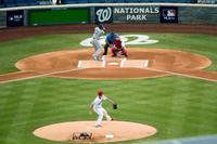 新型コロナウイルス感染拡大の影響で約４カ月遅れで米大リーグが開幕し、昨季のワールドシリーズ覇者ナショナルズとヤンキースが対戦した＝23日、ワシントン（ＡＰ＝共同）