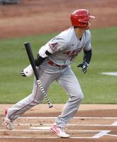 アスレチックス戦の１回、中前打を放つエンゼルス・大谷＝オークランド（ゲッティ＝共同）