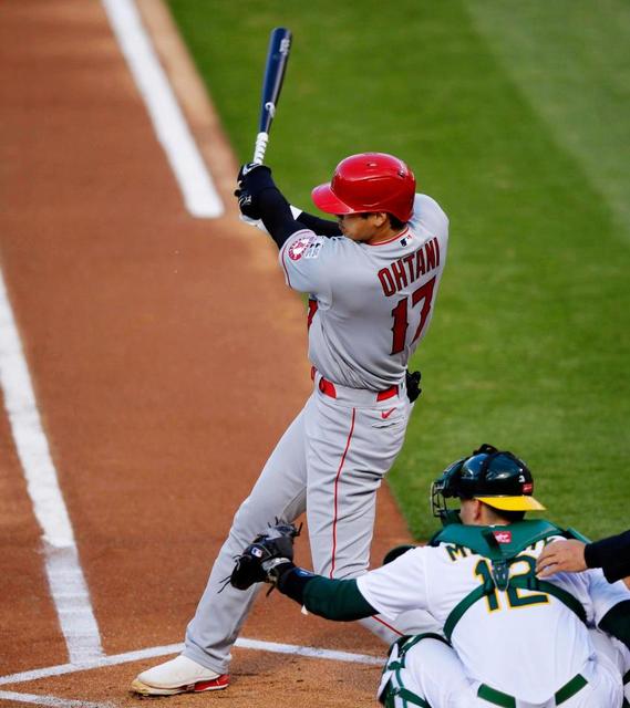 大谷翔平 開幕戦初打席初安打で笑顔 154キロを中前打