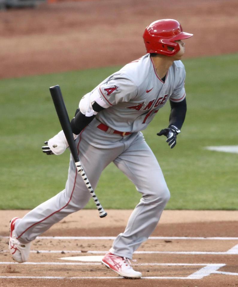 アスレチックス戦の１回、中前打を放つエンゼルス・大谷＝オークランド（ゲッティ＝共同）