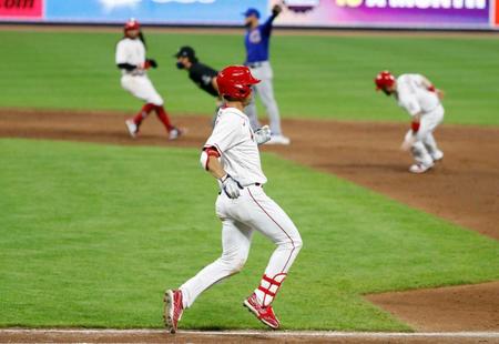 　７回、無死満塁の好機に三直で三重殺に倒れた秋山