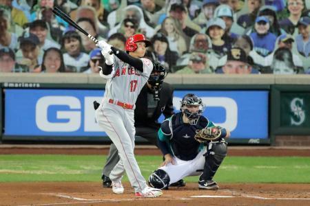 大リーグ、大谷は４番で３号ソロ前田は３失点３勝目逃す