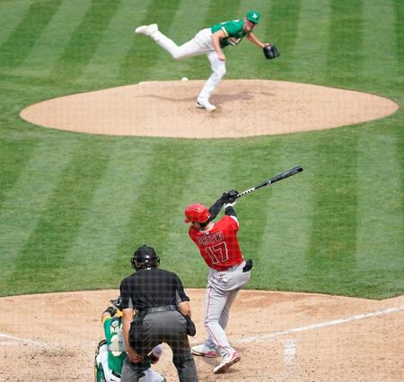 ５回、空振り三振に倒れたエンゼルス・大谷。投手はバジット（共同）