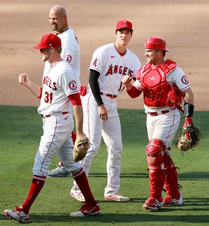 ５連勝のチームメートを迎える、出番のなかったエンゼルス・大谷（右から２人目）＝アナハイム（共同）