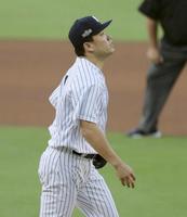 　４回、キーアマイヤーに３ランを浴び、打球の行方を追う田中（共同）