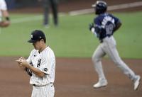 　５回、アロザレーナ（右）に本塁打を許した田中（ＡＰ＝共同）