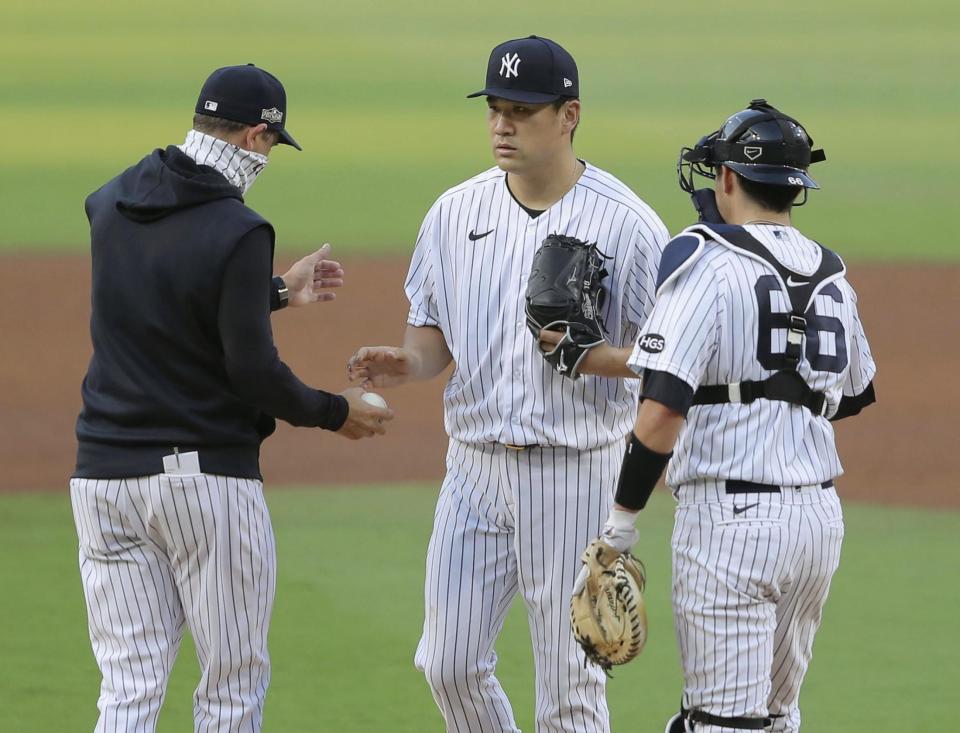 　５回途中、ブーン監督（左）に交代を告げられる田中（共同）