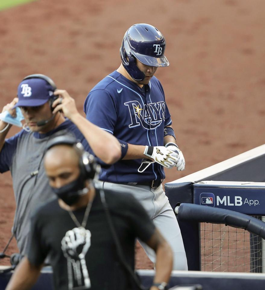 　３回、田中との対戦で一邪飛に倒れベンチへ戻る筒香（共同）