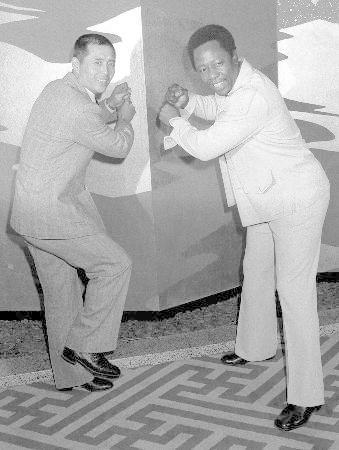 　１９７４年１１月、バッティングのポーズをとるハンク・アーロン選手（右）と巨人の王貞治選手＝東京都内のホテル