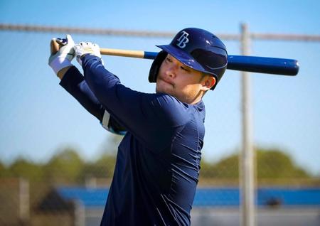 　素振りするレイズ・筒香＝ポートシャーロット（ウィル・ブラゴビッチ撮影、球団提供・共同）
