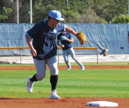 　三塁守備の練習をするレイズ・筒香（共同）　