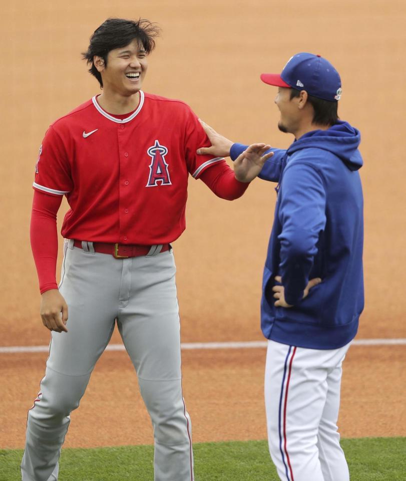 　試合前に笑顔で話すエンゼルス・大谷（左）とレンジャーズ・有原＝サプライズ（共同）