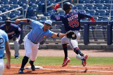 　一塁を守る筒香。ツインズの選手はセーフに＝２４日、ポートシャーロット（ＡＰ＝共同）