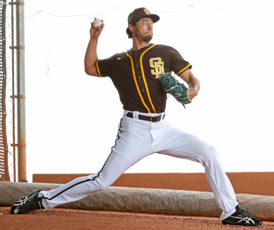 　ブルペンで投球練習するパドレスのダルビッシュ＝ピオリア（共同）