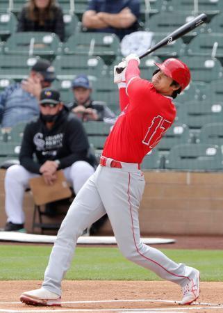 　ロッキーズ戦の１回、本塁打を放つエンゼルス・大谷＝スコッツデール（共同）