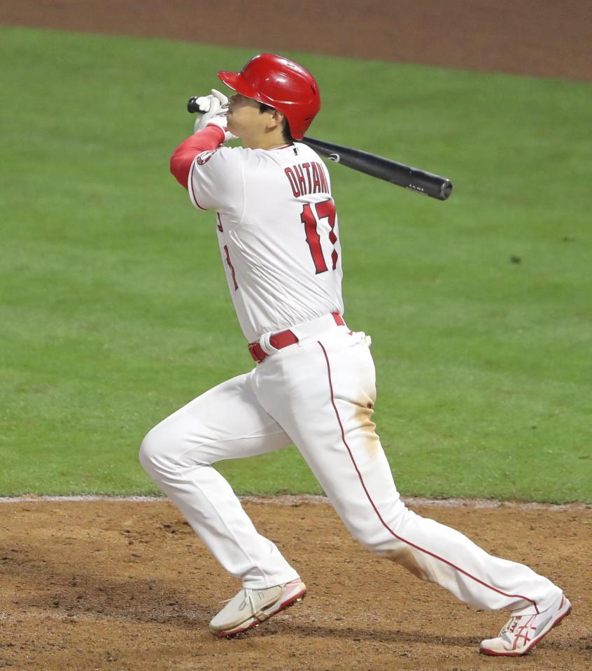 　ホワイトソックス戦の９回、今季初本塁打となる２ランを放つエンゼルス・大谷＝アナハイム（共同）