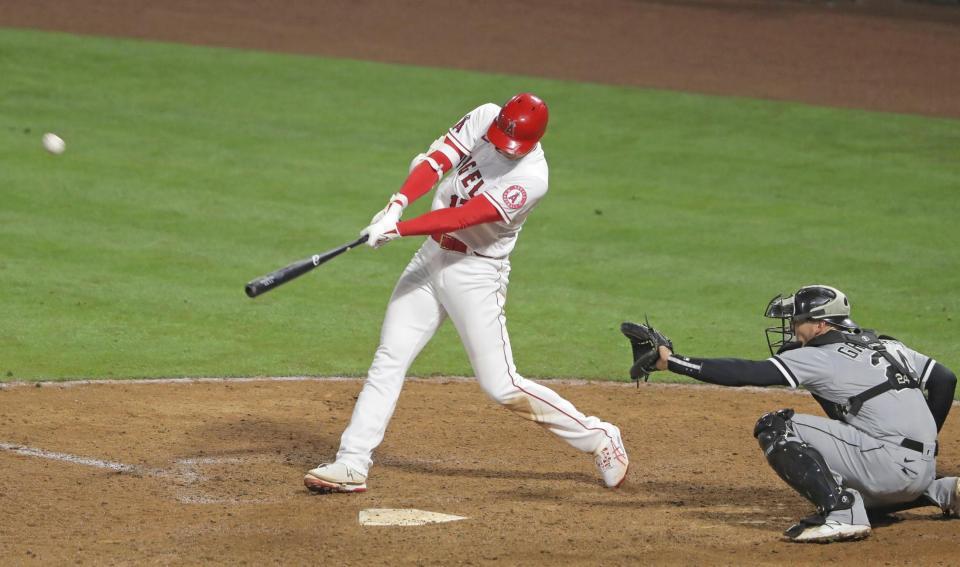 　ホワイトソックス戦の９回、今季初本塁打となる２ランを放つエンゼルス・大谷＝アナハイム（共同）