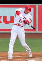 ホワイトソックス戦で、米大リーグ公式戦で初めて投打同時出場を果たし、１回に２号先制本塁打を放つエンゼルス・大谷翔平＝４日、米カリフォルニア州アナハイムのエンゼルスタジアム（共同）