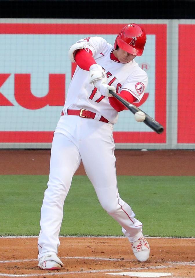 ホワイトソックス戦で、米大リーグ公式戦で初めて投打同時出場を果たし、１回に２号先制本塁打を放つエンゼルス・大谷翔平＝４日、米カリフォルニア州アナハイムのエンゼルスタジアム（共同）