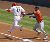 　１回、投手内野安打を放ち、一塁へ走り込む大谷（ＡＰ＝共同）