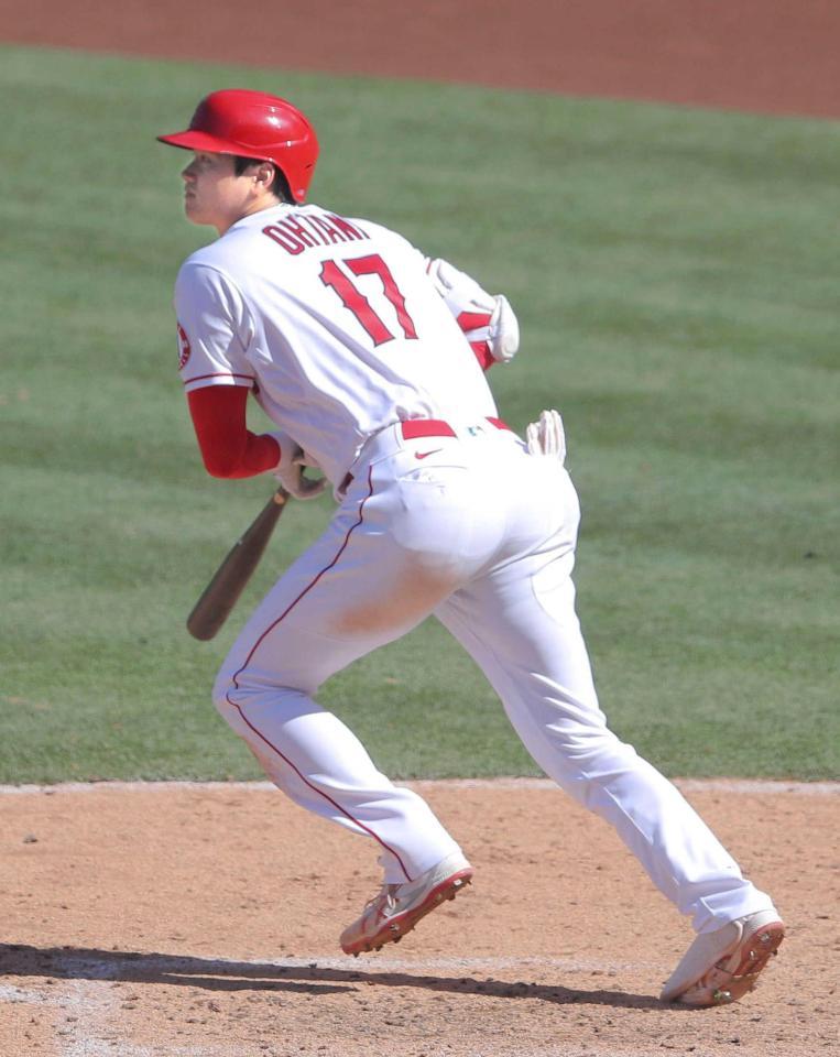 　８回、この日２安打目となる左前打を放つ大谷（共同）