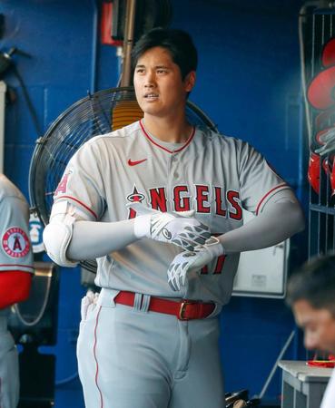 　ブルージェイズ戦の１回、空振り三振に倒れ、ベンチで渋い表情のエンゼルス・大谷＝ダンイーデン（共同）