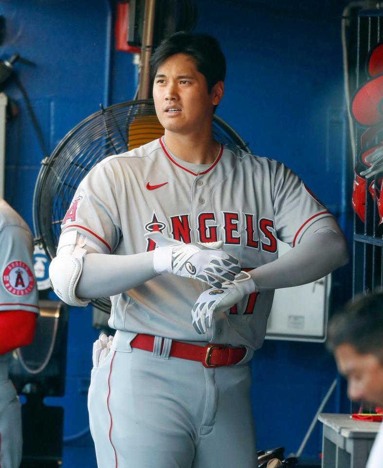 　ブルージェイズ戦の１回、空振り三振に倒れ、ベンチで渋い表情のエンゼルス・大谷＝ダンイーデン（共同）