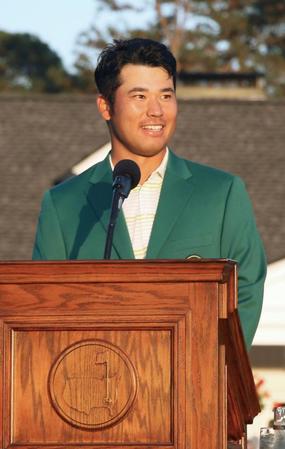 米ゴルフのマスターズ・トーナメントで、日本男子初のメジャー制覇を果たし、笑顔でスピーチする松山英樹＝11日、オーガスタ・ナショナルＧＣ（共同）
