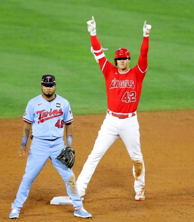 　６回、中前打で送球の間に二進した大谷（共同）