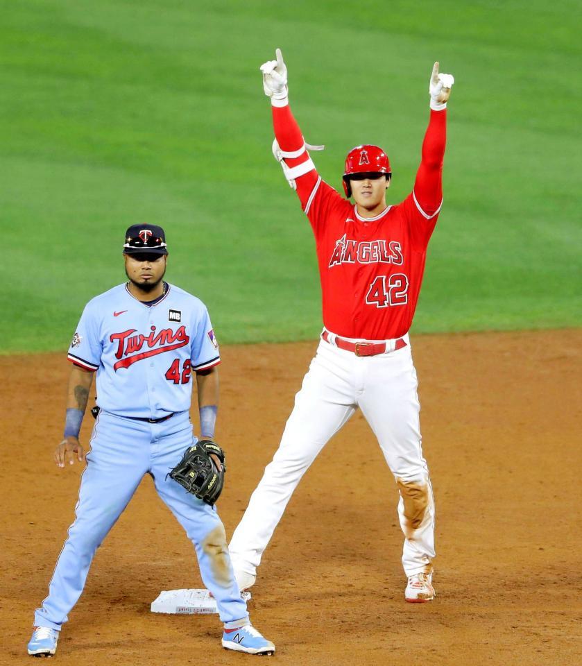 　６回、中前打で送球の間に二進した大谷（共同）