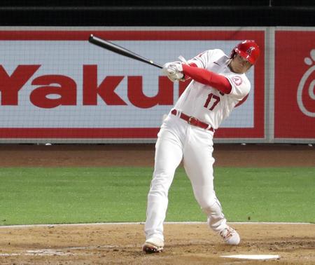 　レンジャーズ戦の４回、有原と対戦し中飛に倒れたエンゼルス・大谷＝アナハイム（共同）