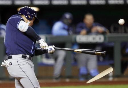 　ロイヤルズ戦の６回、２点打を放つレイズ・筒香＝カンザスシティー（ゲッティ＝共同）