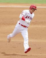 　レンジャーズ戦の３回に５号ソロを放ち、笑顔で塁を回るエンゼルス・大谷＝アナハイム（共同）