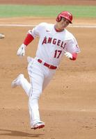 　レンジャーズ戦の３回に５号ソロを放ち、笑顔で塁を回るエンゼルス・大谷＝アナハイム（共同）