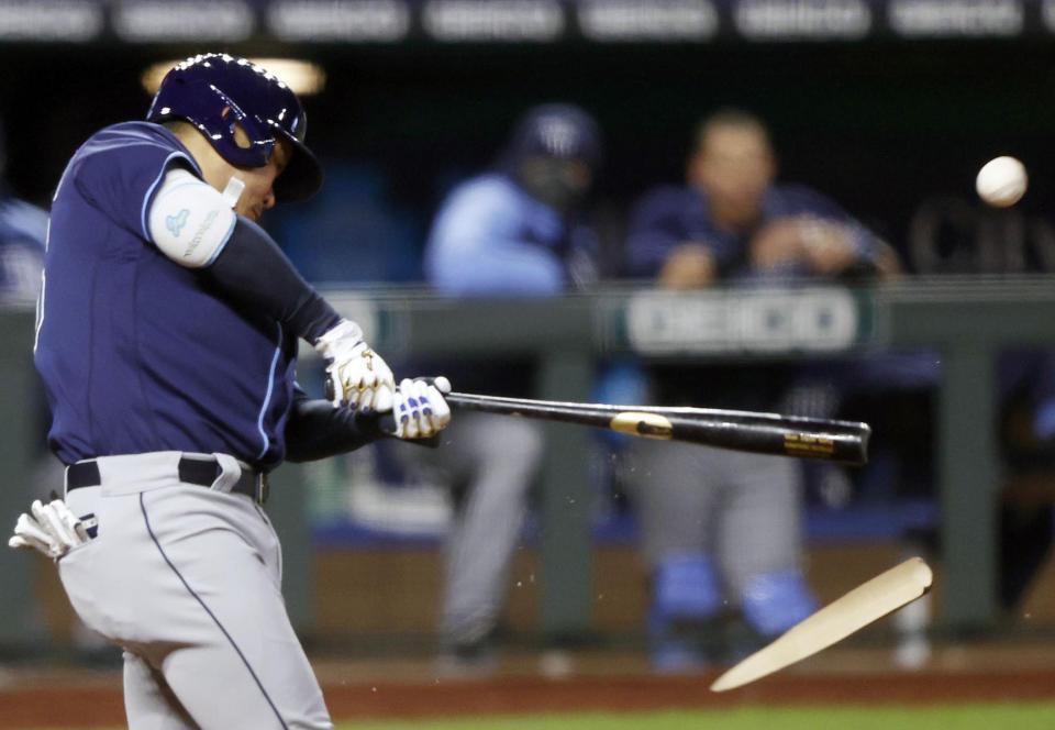 　ロイヤルズ戦の６回、２点打を放つレイズ・筒香＝カンザスシティー（ゲッティ＝共同）