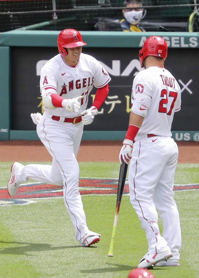 　レンジャーズ戦の３回、５号ソロを放ちトラウト（右）に迎えられるエンゼルス・大谷＝アナハイム（共同）