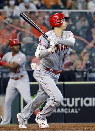 　アストロズ戦の８回、中越えに２試合連続となる７号ソロを放つエンゼルス・大谷＝ヒューストン（ゲッティ＝共同）