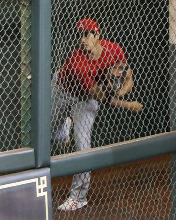 　試合前、ブルペンで投球練習するエンゼルス・大谷＝ヒューストン（共同）