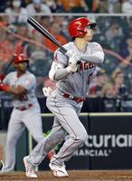 　アストロズ戦の８回、中越えに２試合連続となる７号ソロを放つエンゼルス・大谷＝ヒューストン（ゲッティ＝共同）