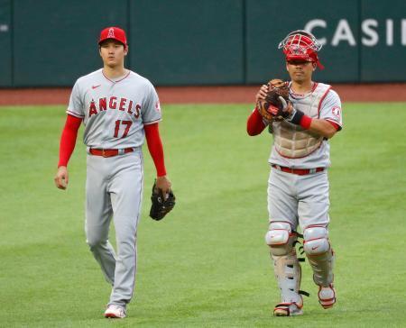 　試合前、ベンチへ向かうエンゼルス・大谷と捕手スズキ＝アーリントン（共同）
