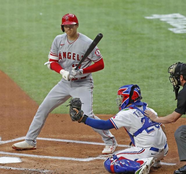 大谷翔平　投球前に出塁、先制ホーム踏む　第１打席は四球「２番・投手」で出場中