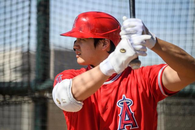 大谷翔平が粘って四球　直後に盗塁　トラウト２ランで初回に先制ホーム踏む