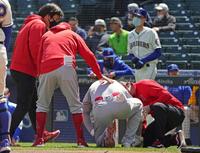 マリナーズ戦の１回、死球を受けうずくまるエンゼルス・大谷（左から３人目）＝シアトル（共同）