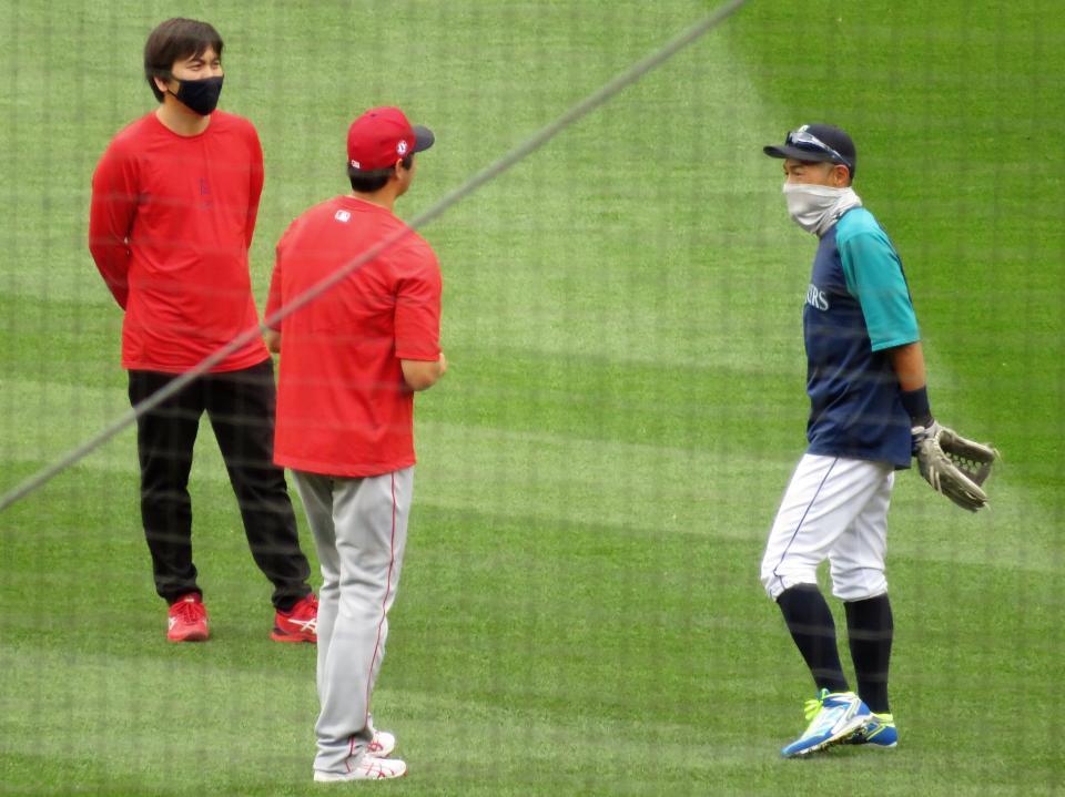 　試合前のフィールドで談笑するイチローさん（右）と大谷