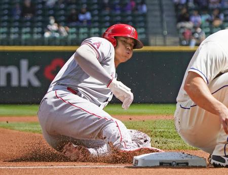 マリナーズ戦の１回、三盗を決めるエンゼルス・大谷＝シアトル（共同）