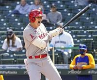 　マリナーズ戦の１回、死球を受け声を上げるエンゼルス・大谷＝シアトル（共同）