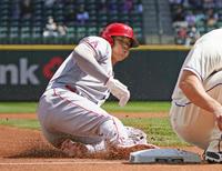 マリナーズ戦の１回、三盗を決めるエンゼルス・大谷＝シアトル（共同）