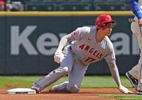 マリナーズ戦の１回、二盗を決めるエンゼルス・大谷＝シアトル（共同）