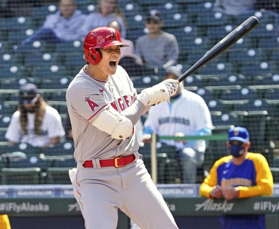 　マリナーズ戦の１回、死球を受け声を上げるエンゼルス・大谷＝シアトル（共同）