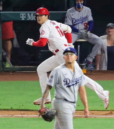 　ドジャース戦の５回、ウリアス（手前）から適時二塁打を放ったエンゼルス・大谷＝アナハイム（共同）